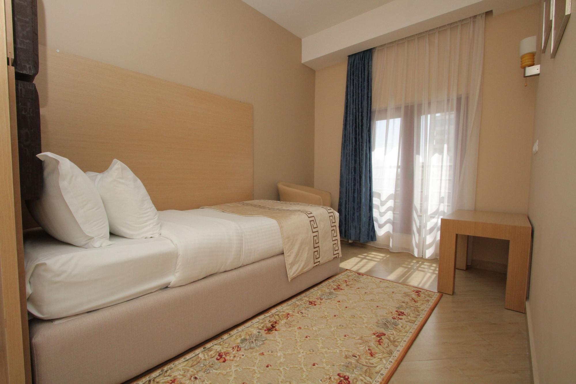 Capital Tirana Hotel Bruci Kültér fotó